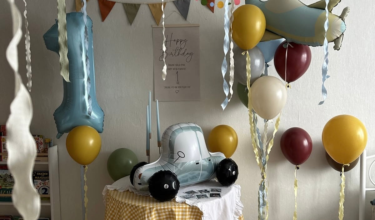 Choosing a birthday cake style at Bakeology Studios, Melbourne