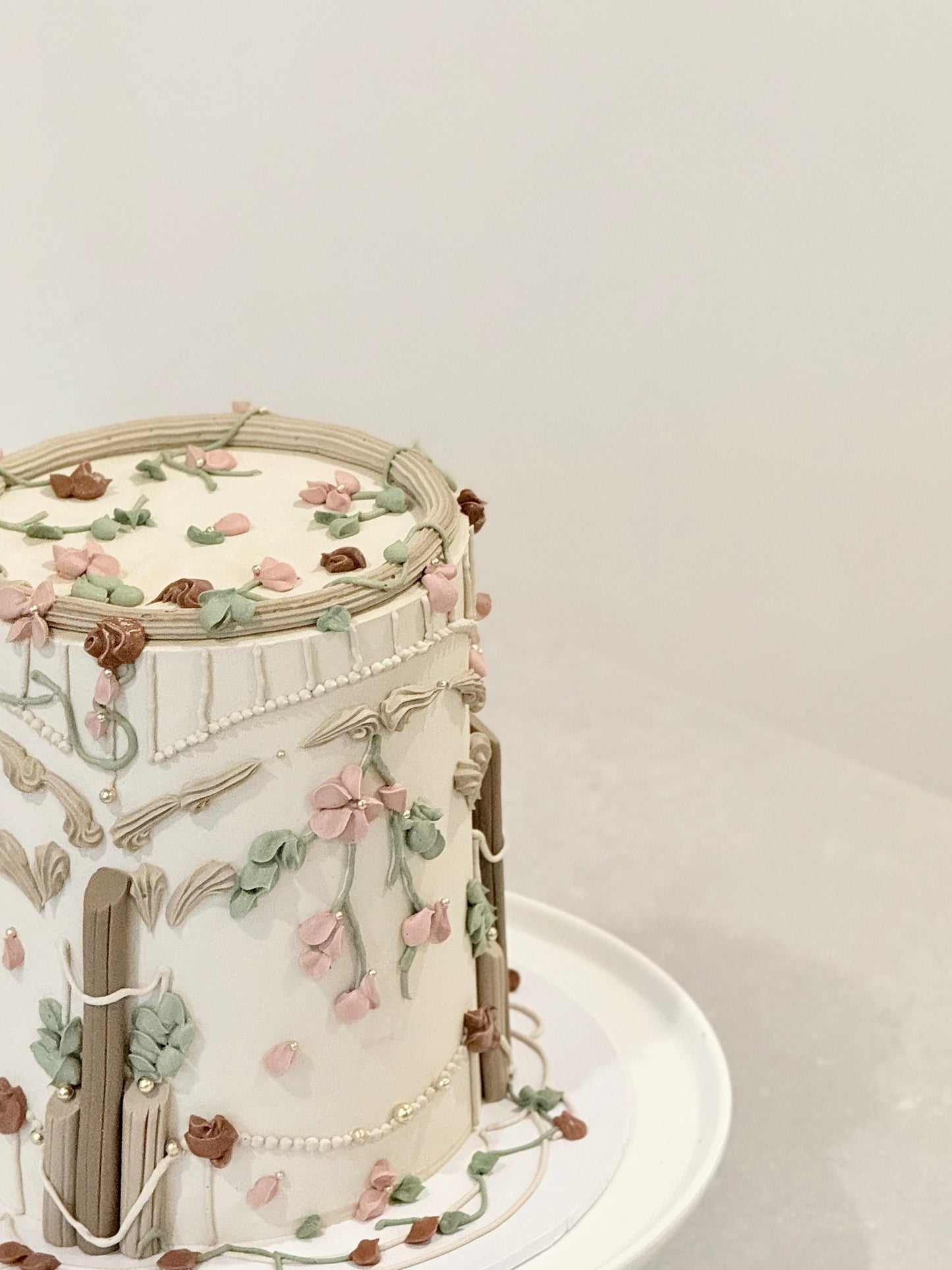 Cleo vintage cake top view — intricate Lambeth piping columns and pink florals — Bakeology Studios Melbourne